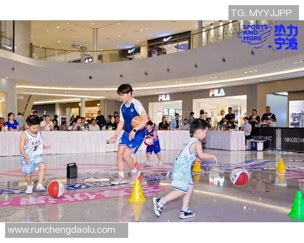 足球明星手机壳动漫风潮来袭打造你的个性化球迷装备